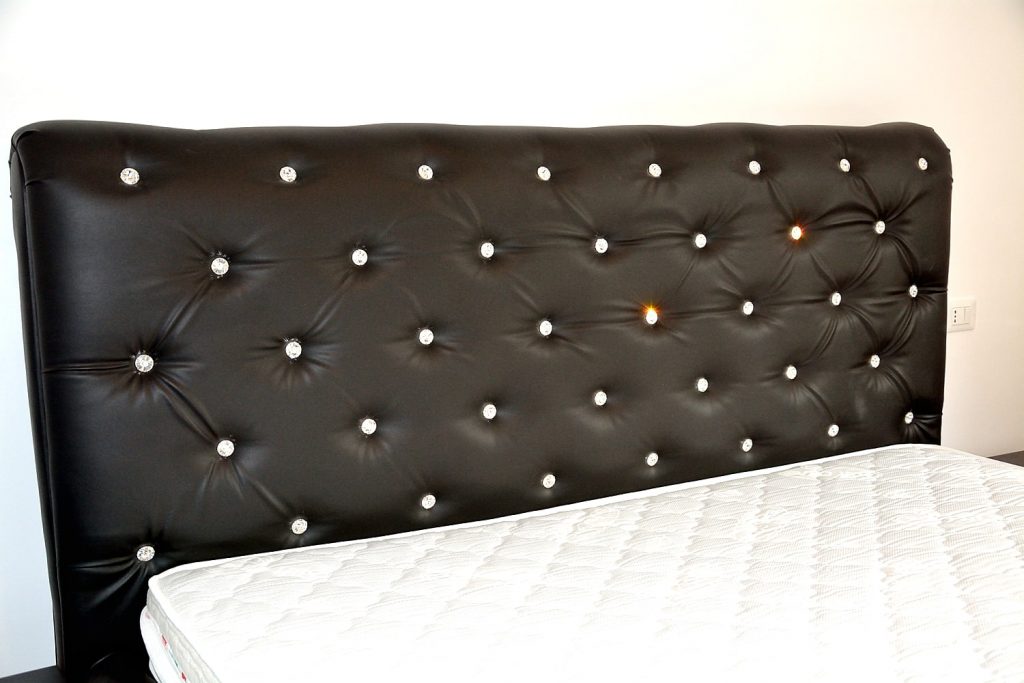 Tablie de pat tapitat ROMA 180 fixa realizata din pal rezistent imbracata cu burete tapitata in intregime in piele ecologica neagra-min