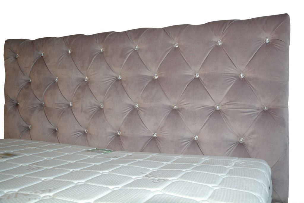 Tablie-pat-tapitat-Paris-capitonata-cu-cristale-swarovski-160x200-cu-lada-depozitare-somiera-rabatabila-din-lemn-stratificat-de-fag-picioare-plastic-min-iak.ro