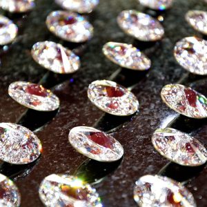 Cristale-tip-butoni-originali-swarovski-luxuri-min-iak.ro